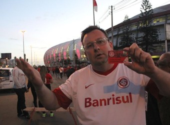 Torcedor reclama que ficou sem ingressos (Foto: Diego Guichard/GloboEsporte.com)