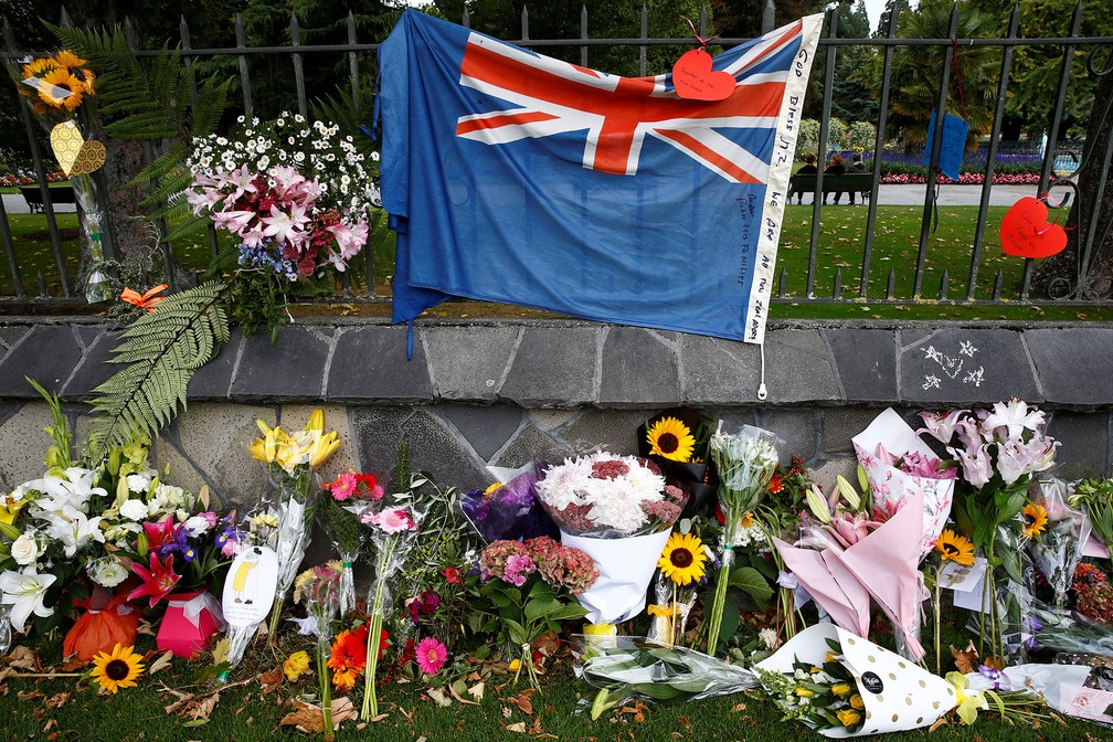Flores são deixadas perto da mesquita de Linwood, em Christchurch, em homenagem às vítimas dos ataques de sexta-feira (15) — Foto: Edgar Su/Reuters