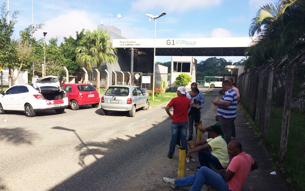 Sindicalistas na porta de empresa no bairro do Pirajá (Foto: Ramon Ferraz/ TV Bahia)