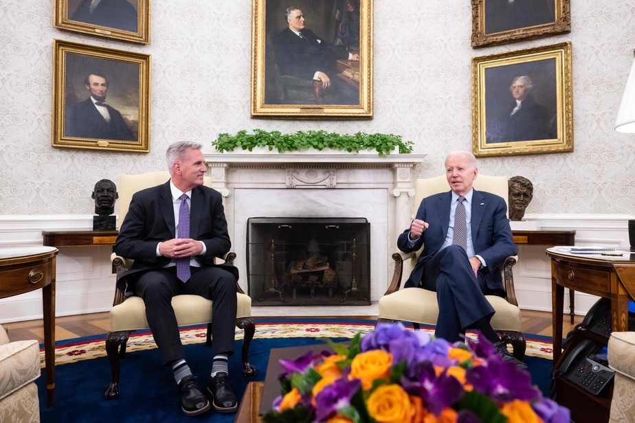 Kevin McCarthy e Joe Biden conversam no Salão Oval da Casa Branca em 22 de maio.