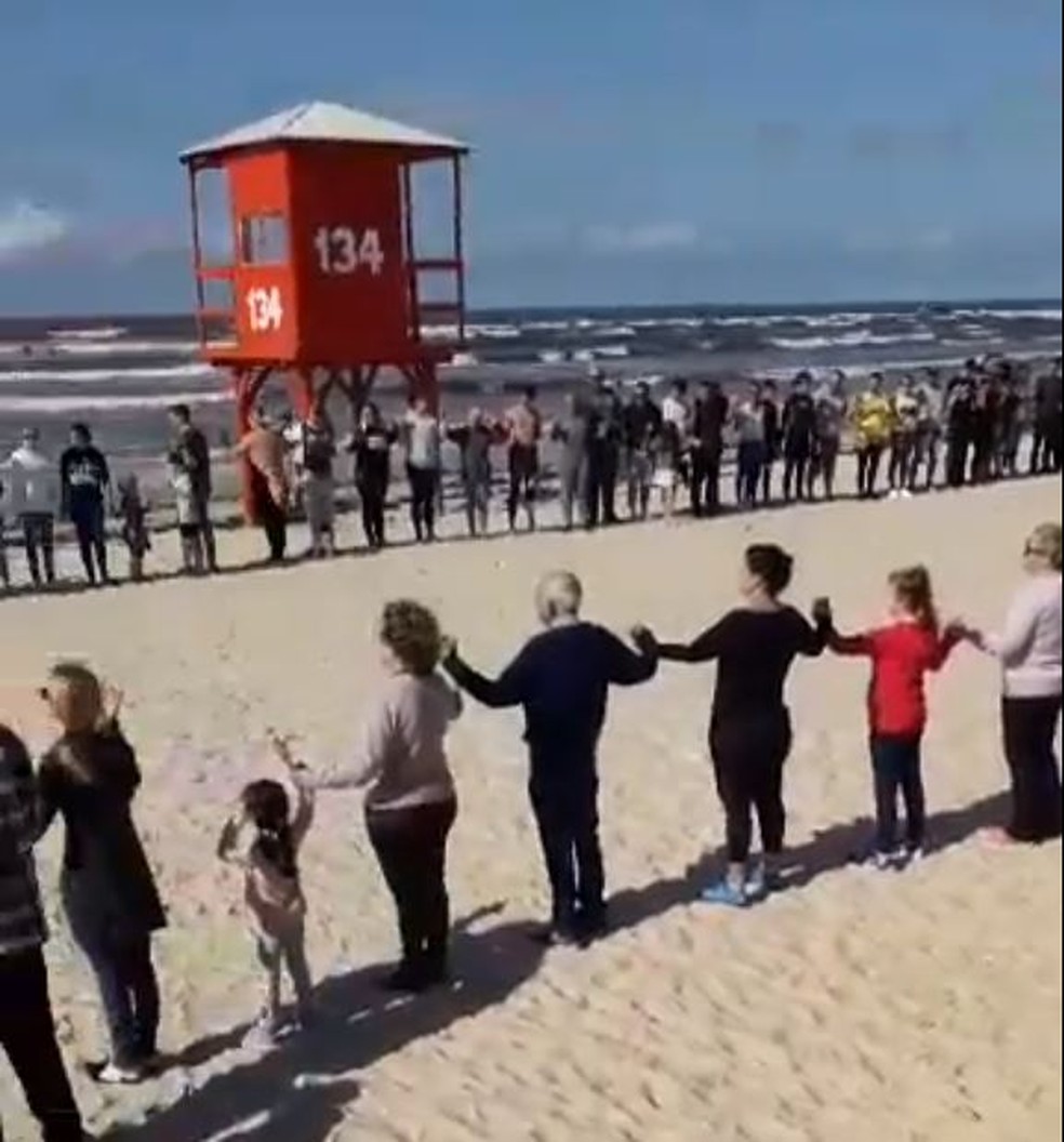 Familiares e amigos fizeram roda de oração em homenagem a surfista desaparecido em Imbé — Foto: Reprodução