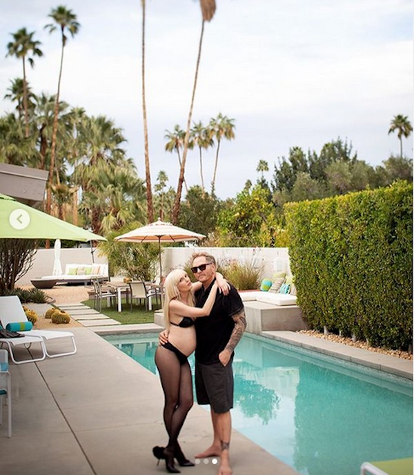 O músico Matt Sorum e a dançarina Ace Harper em uma das fotos do álbum em que revelaram a gravidez dela (Foto: Instagram)