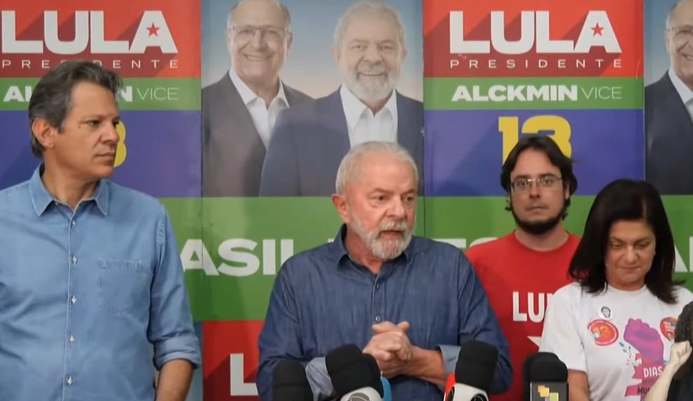 Candidato do PT à Presidência, Lula concede entrevista ao lado de Fernando Haddad (PT) em Campinas — Foto: Reprodução/YouTube