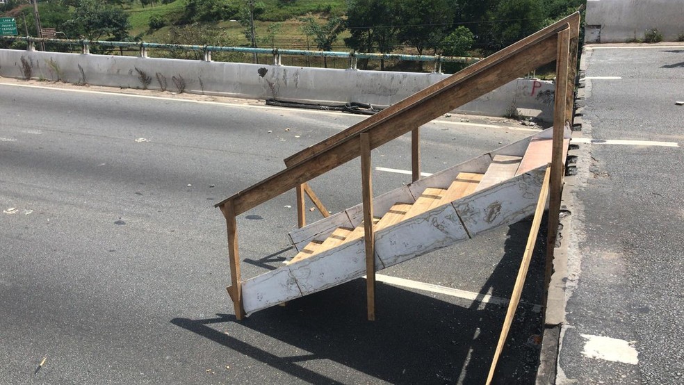 Escada é colocada no desnível formado no viaduto na Marginal Pinheiros  — Foto: Livia Machado/G1