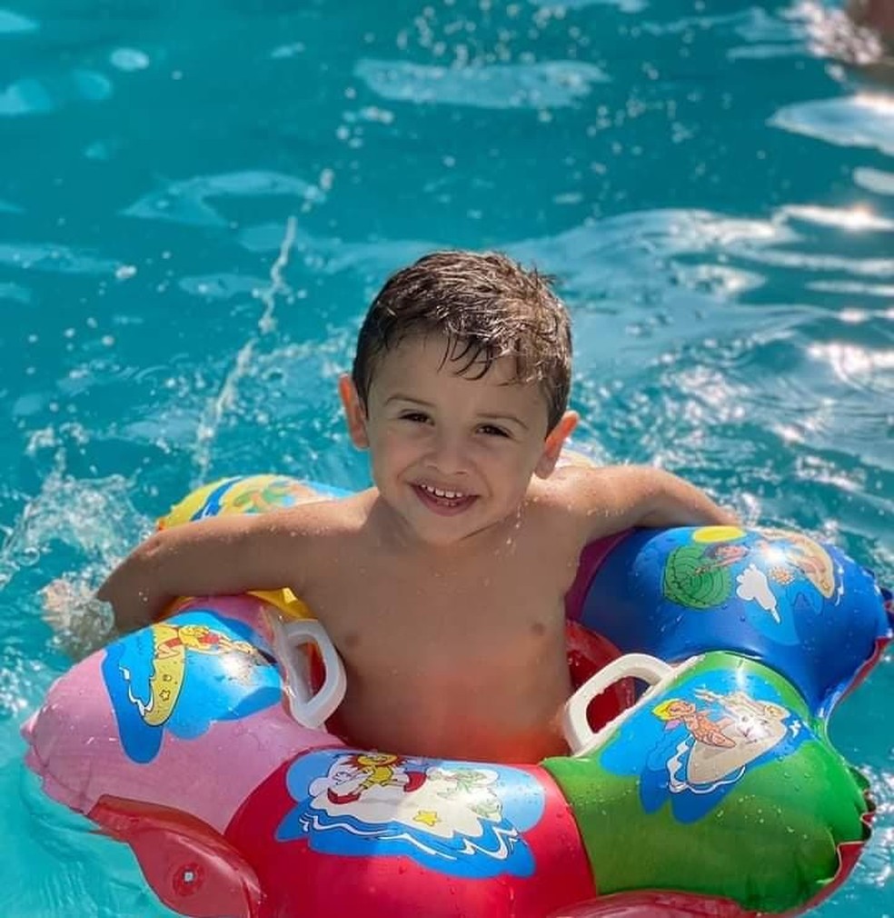 Menino de 2 anos aprende alfabeto sozinho e família luta para conseguir bolsa de estudos em escola particular, em Santos (SP) — Foto: Arquivo Pessoal