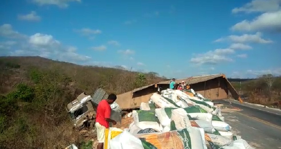 O coletivo foi parar na ribanceira da pista e a carreta carregada com sacas de trigo tombou.  — Foto: Evelyn Ferreira/TV Verdes Mares