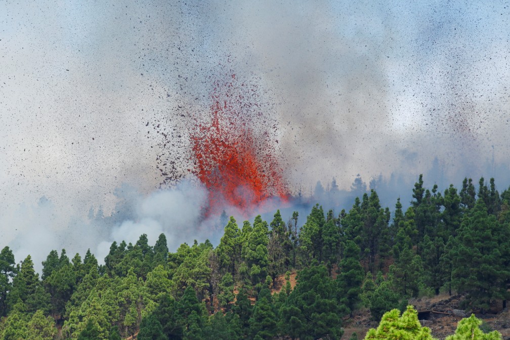 Lava e fumaça são vistas após a erupção de um vulcão no parque nacional Cumbre Vieja em El Paso, nas ilhas Canárias de La Palma, em 19 de setembro — Foto: Borja Suarez/Reuters