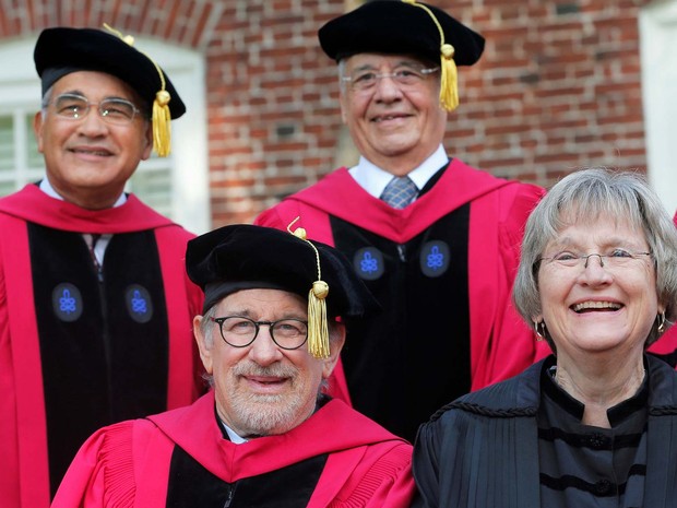 O ex-presidente Fernando Henrique Cardoso (no alto, à direita) e o cineasta Steven Spielberg (abaixo, à esquerda) receberam título honoris causa da Universidade Harvard nesta quarta-feira (26) (Foto: REUTERS/Brian Snyder)