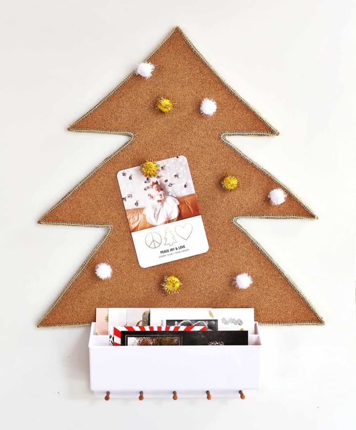 Funcional e divertida, esta árvore de Natal de cortiça pode reunir os cartões natalinos que você recebeu (Foto: A Beautiful Mess / Divulgação)