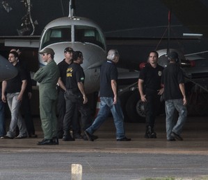 José Dirceu chega à Brasília em avião da PF (Foto: Marcello Casal Jr/ ABr)