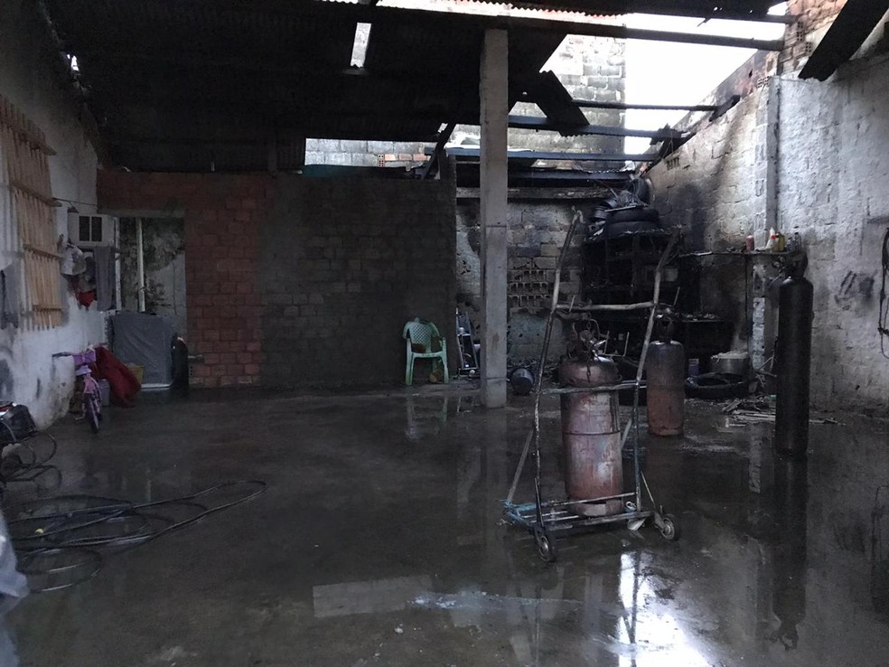 Incêndio destrói oficina em São Miguel dos Campos — Foto: Ascom/Bombeiros