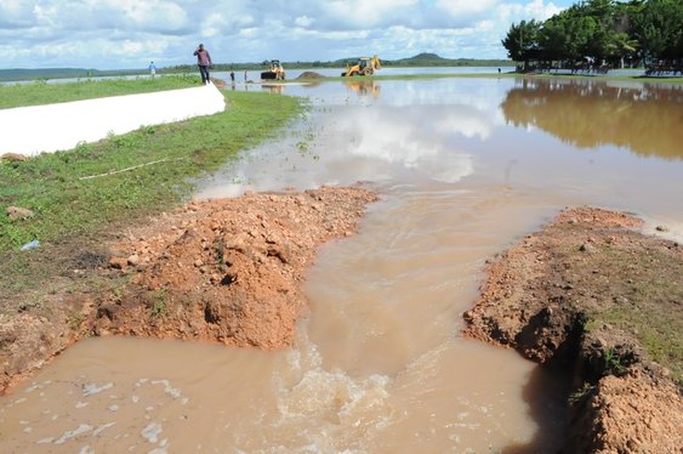 Obras emergenciais tentam diminuir vazão da barragem (Foto: Governo do Piauí)