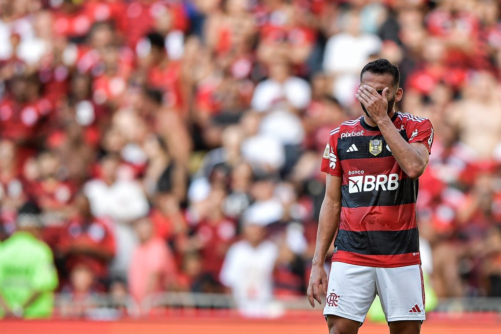 Thiago Maia, do Flamengo, em ação contra o Botafogo — Foto: Thiago Ribeiro/AGIF