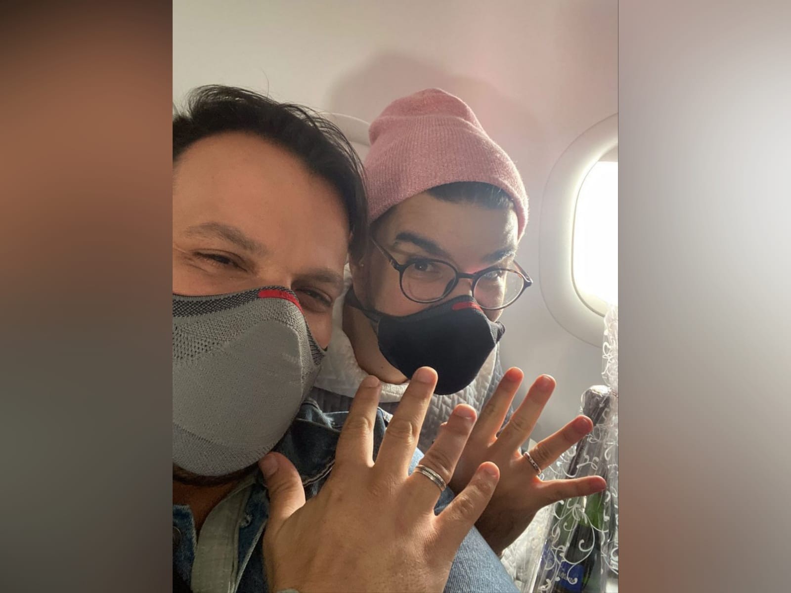 Cearense é pedido em casamento pelo namorado durante voo de São Paulo a Fortaleza