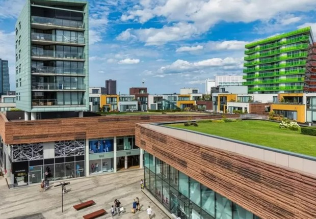 A arquitetura em níveis de Almere utiliza telhados planos para criar espaços verdes para apartamentos residenciais (Foto: Visit Almare)