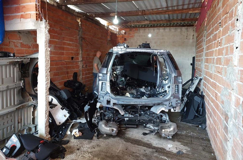 Carro foi achado em São Paulo em ponto de desmanche — Foto: Polícia Militar/Divulgação