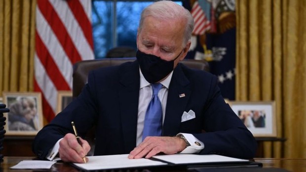 Logo no primeiro dia de mandato, o presidente americano Joe Biden voltou a aderir ao acordo de Paris e prometeu realizar uma cúpula de líderes (Foto: JIM WATSON)
