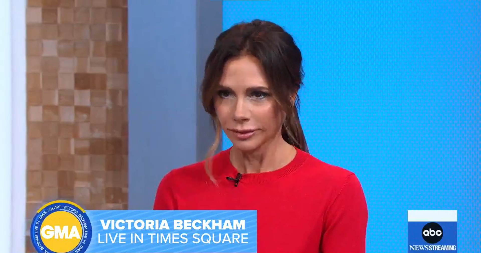 Victoria Beckham em sua aparição na TV (Foto: Reprodução/Twitter)