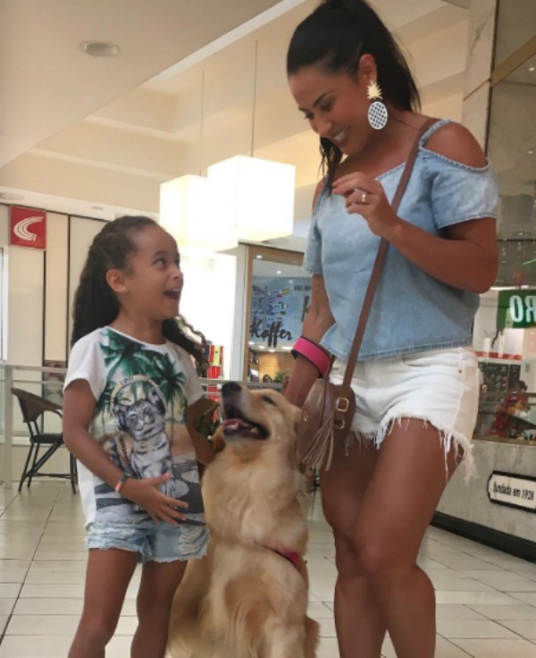 Scheila Carvalho com filha e pet (Foto: Reprodução)