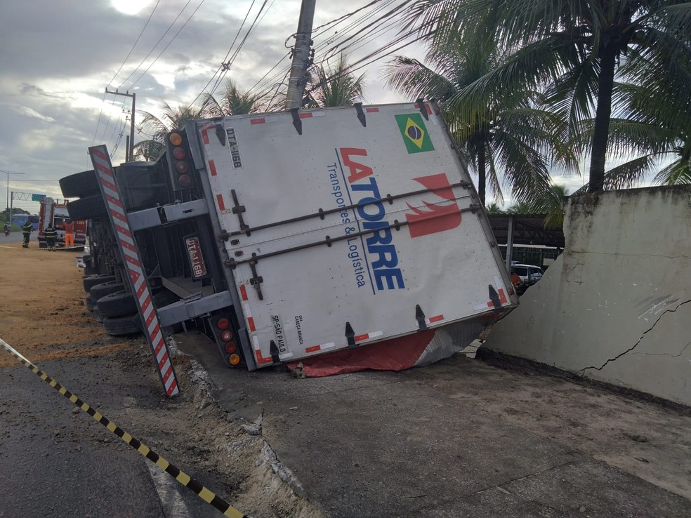 Caminhão tombou e derrubou muro. Acidente aconteceu em trecho que dá acesso à BR-101 à BR-304 em Parnamirim — Foto: Julianne Barreto/Inter TV Cabugi