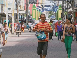 Comércio no Centro do Recife na véspera do Dia dos Pais (Foto: Reprodução/ TV Globo)