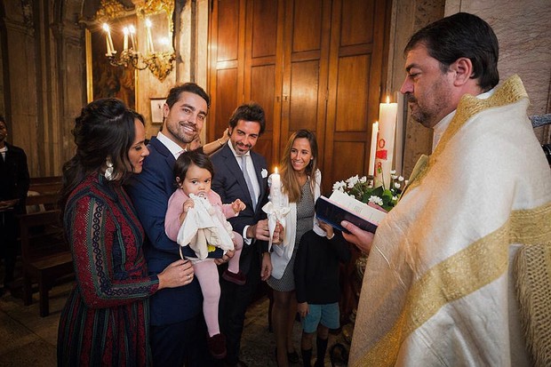 Julieta com os pais, Francisca e Ricardo Pereira, e os padrinhos (Foto: Reprodução Instagram)