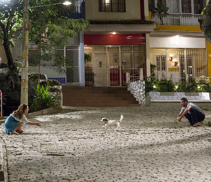 No meio da noite, Tancinha e Apolo brigam para ficar com o Tito (Foto: Ellen Soares/Gshow)