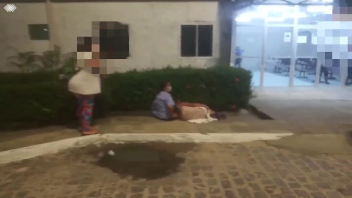 Com UPA superlotada, paciente aguarda atendimento em calçada na ...