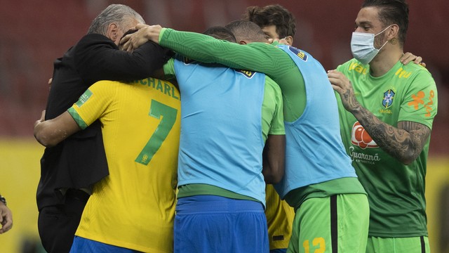 Jogadores do Brasil abraçam Tite após gol de Richarlison contra o Equador