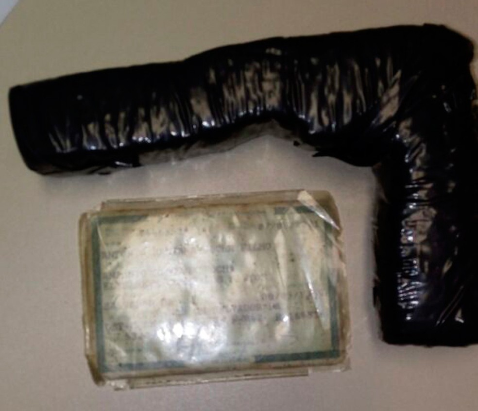 Homem usava arma falsa para render vÃ­timas (Foto: DivulgaÃ§Ã£o/SSP-BA)