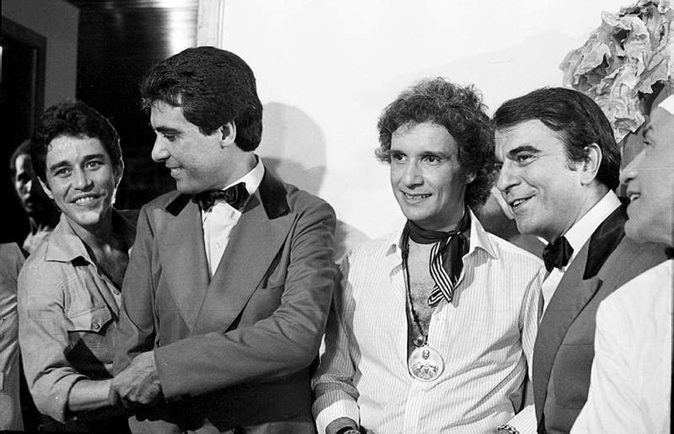 Em 1979, o ator em foto com Roberto Carlos, Paulo Figueiredo e Armando Bogus — Foto: Acervo TV Globo