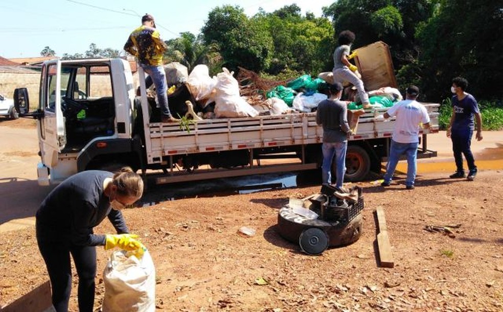 Caminhão com lixo retirado do Rio Tamarupá em Cacoal (RO) — Foto: Semma/Divulgação