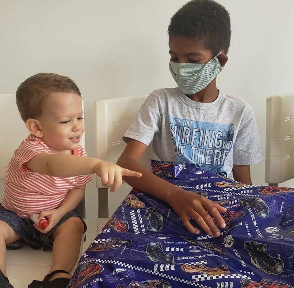 Ryan e o filho da dentista Amanda Mattos, em 2020, no dia das crianças — Foto: Arquivo pessoal