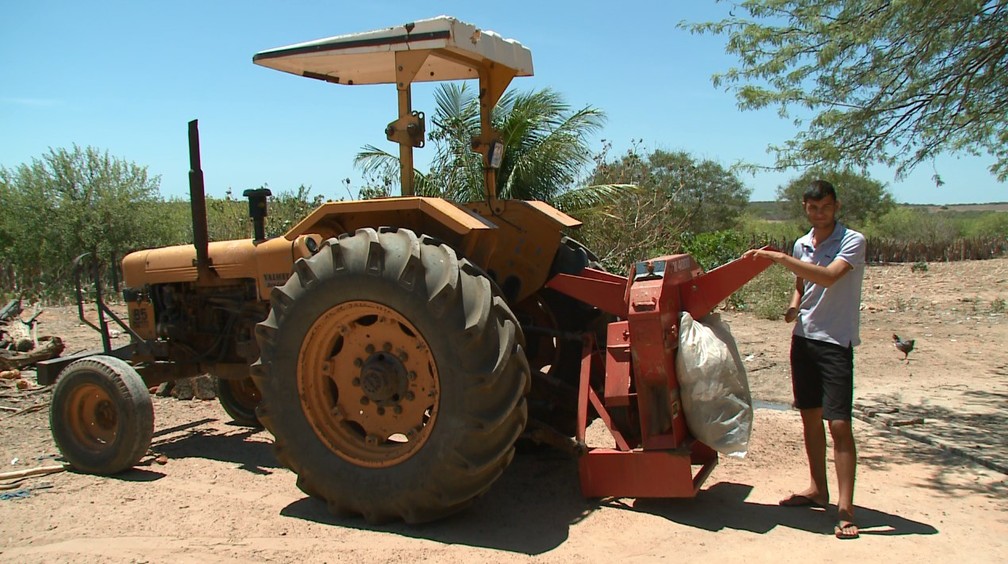 A forrageira, máquina de trituração de produtos rurais que fez Marcleysson perder a mão.  — Foto: Reprodução/TV Grande Rio