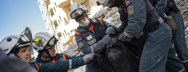 Equipes de resgate russas recuperam um corpo dos escombros do terremoto em Damasco, Síria — Foto: AFP