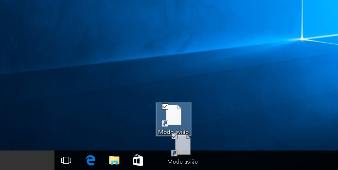 Arrastando o atalho para a barra de tarefas do Windows 10 (Foto: Reprodução/Edivaldo Brito)
