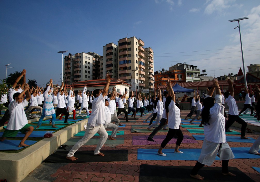 Praticantes de yoga durante o Dia Internacional em Kathmandu, no Nepal — Foto: Monika Deupala/Reuters