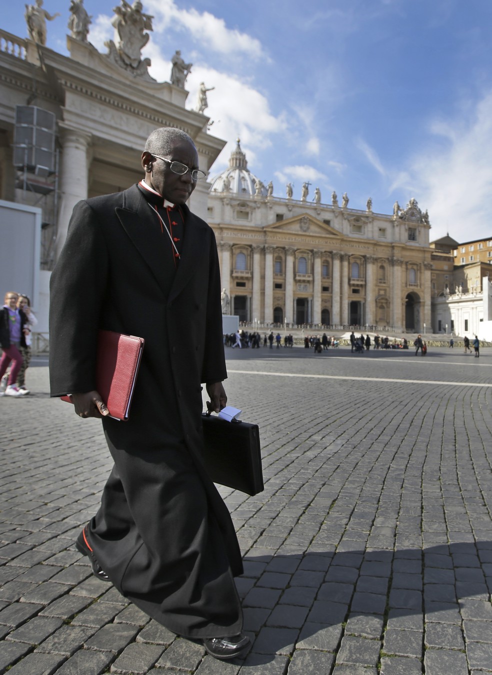 O cardeal Robert Sarah em foto de 2013, no Vaticano. — Foto: Andrew Medichini/AP