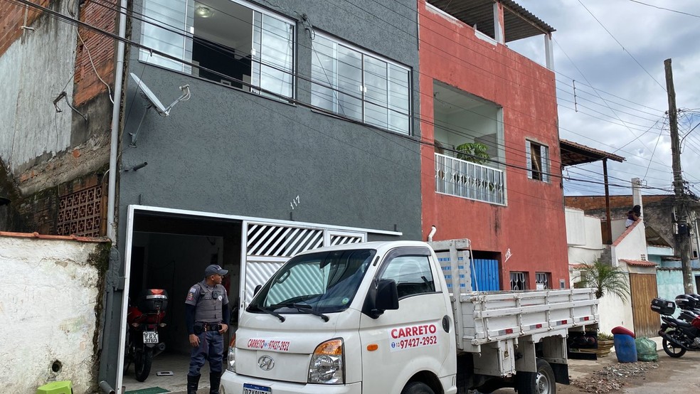 Homem ameaça explodir a própria casa após balear esposa e atirar contra policiais que negociavam rendição — Foto: Marcela Pierotti/g1