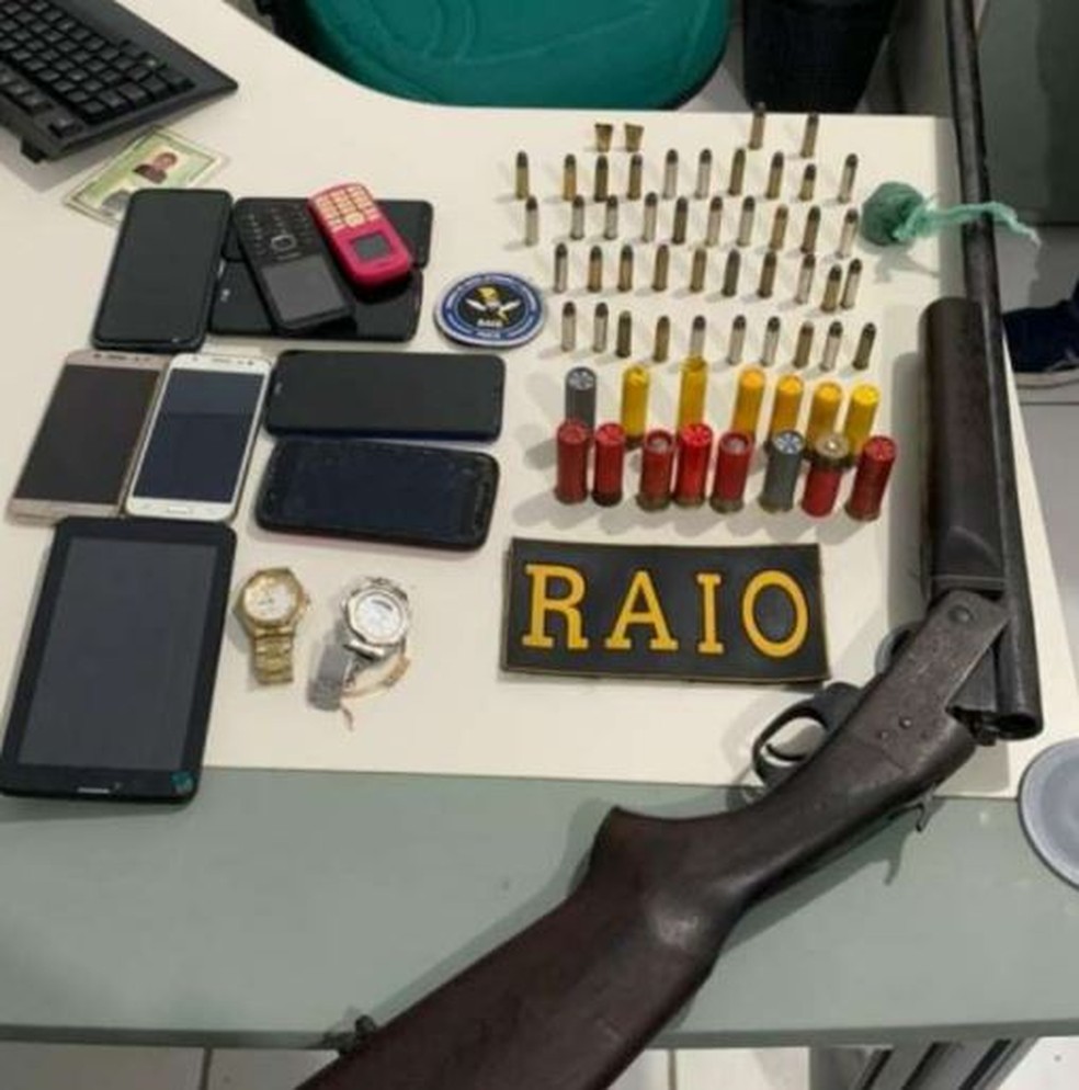 PMs apreenderam arma, munições e os produtos roubados pelos suspeitos na cidade de Sobral, no interior do Ceará. — Foto: Polícia Militar/ Divulgação