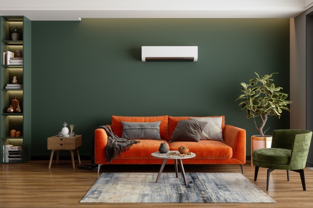 Modern Living Room Interior With Air Conditioner, Orange Sofa And Green Armchair (Foto: Getty Images)