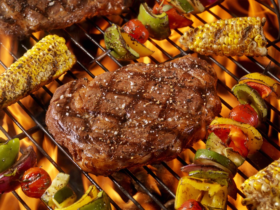 O vegano pode driblar problemas de sociabilidade: num churrasco, por exemplo, que tal levar legumes que possam ser grelhados e participar com os amigos? &mdash; Foto: Istock Getty Images