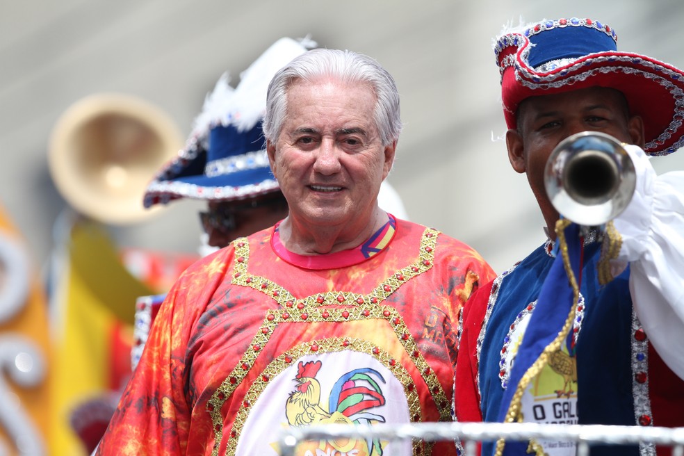 Um dos homenageados do 40º desfile do Galo da Madrugada foi o jornalista Francisco José, da TV Globo (Foto: Aldo Carneiro/Pernambuco Press)