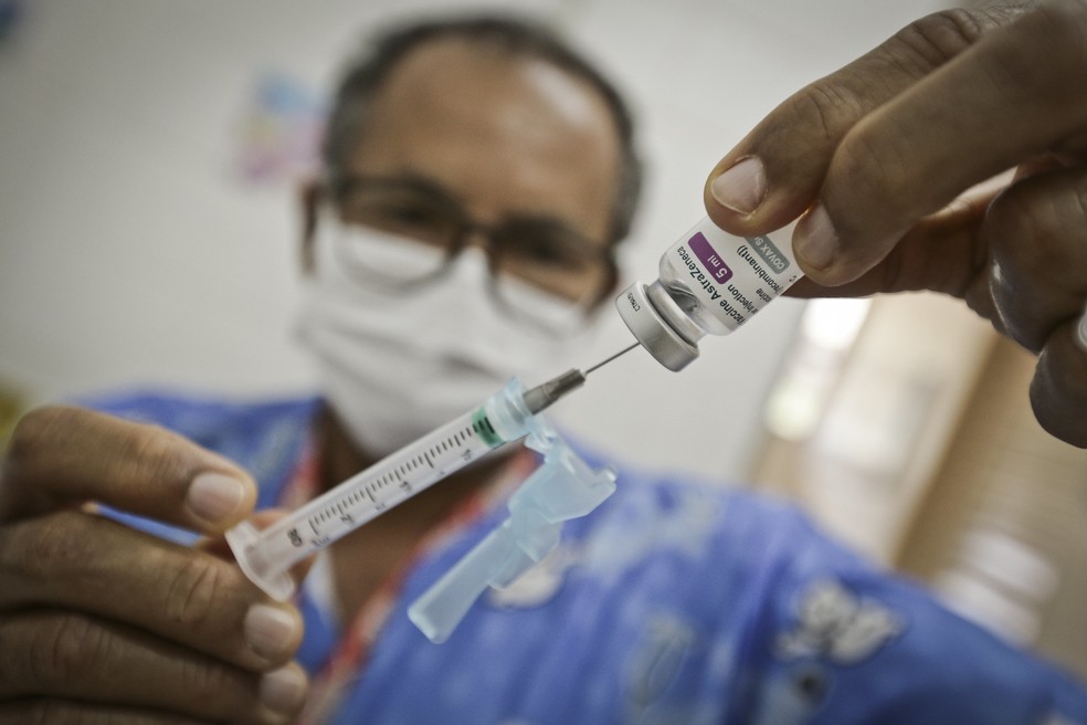 Profissional de saúde aplica vacina contra Covid-19 no Distrito Federal — Foto: Breno Esaki/Agência Saúde DF