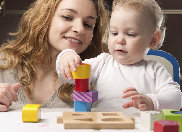 Mãe bebê brincar blocos (Foto: Thinkstock)
