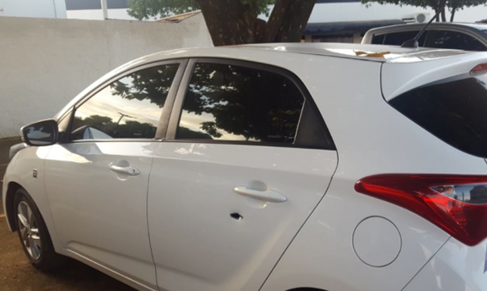 Carro de transporte por aplicativo que transportava 4 mulheres foi atingido por tiros na porta de boate em Sorriso — Foto: Lucas Torres/Portal Sorriso