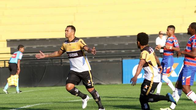 ZÃ© Carlos marcou o primeiro gol do jogo