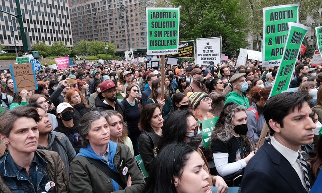Centenas de manifestantes marcham em Nova York, defendendo o direito ao aborto