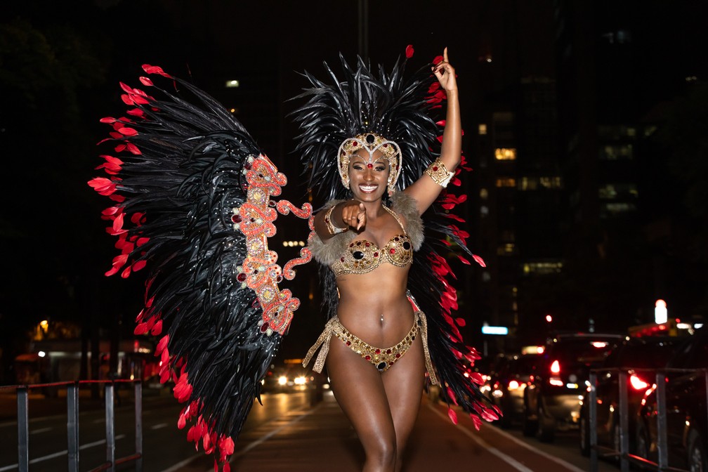 Dom&Atilde;&ordf;nica Anast&Atilde;&iexcl;cio, a negra da corte da bateria da escola de samba &Atilde;guia de Ouro &acirc;?? Foto: Celso Tavares/G1
