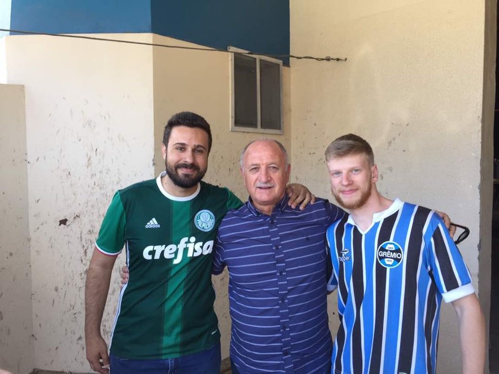 Torcedores de Palmeiras e Grêmio tiram foto com Felipão (Foto: Arquivo Pessoal)